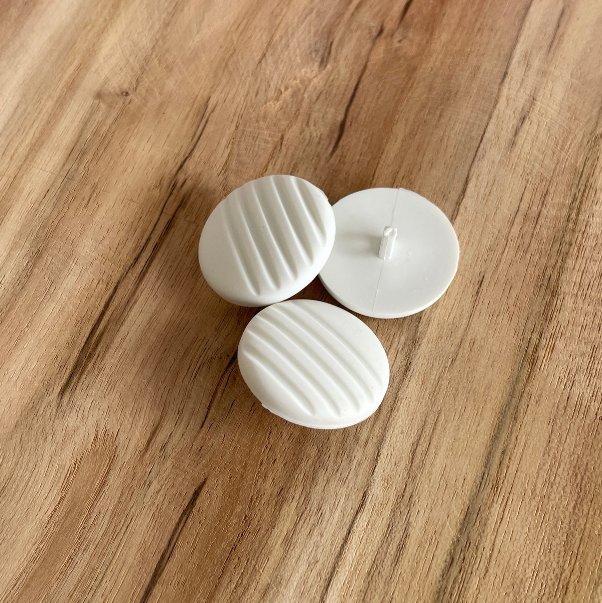 Bouton à tige blanc rayé 25 mm