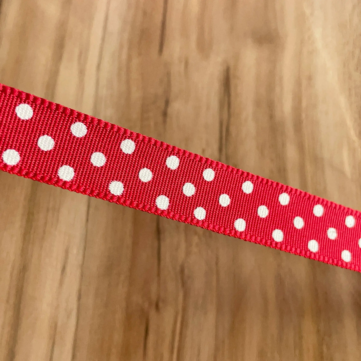 Ruban rouge à pois 17 mm