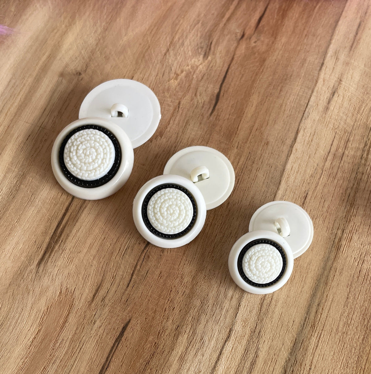 Bouton à tige rond effet tricot blanc/noir
