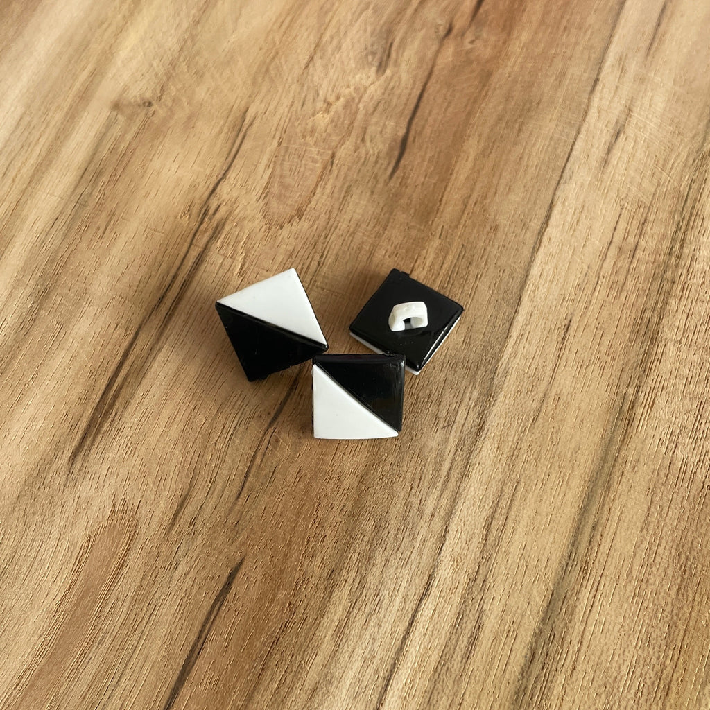 Bouton à tige triangle blanc/noir