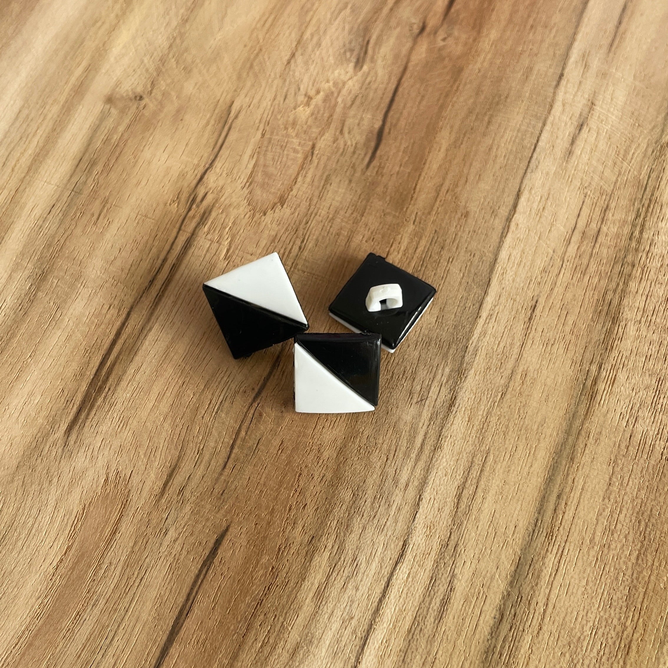 Bouton à tige triangle blanc/noir