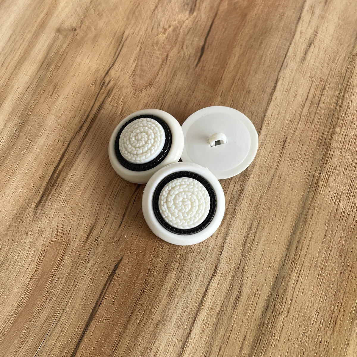 Bouton à tige rond effet tricot blanc/noir