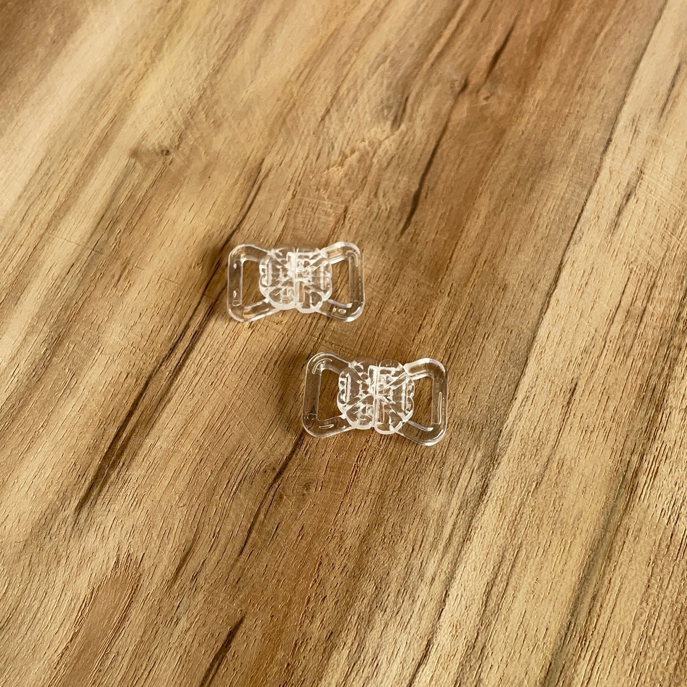 Attache maillot passant transparent clips