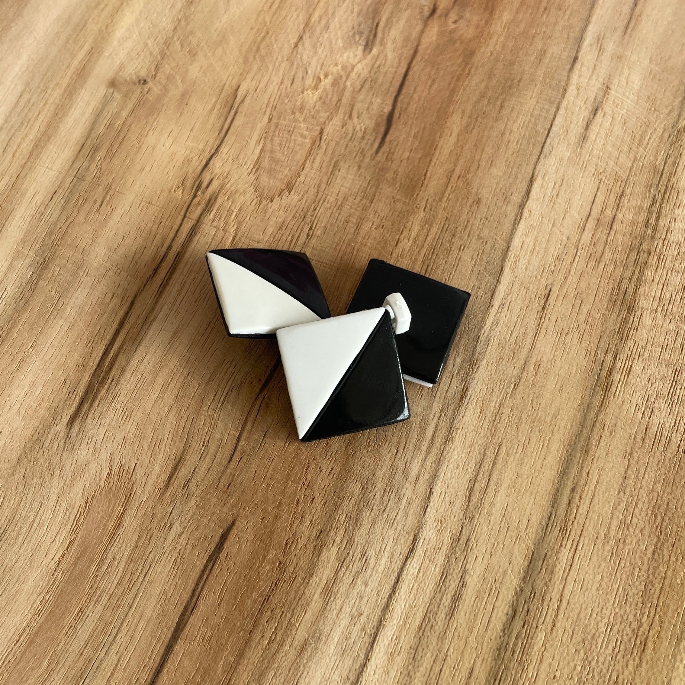 Bouton à tige triangle blanc/noir