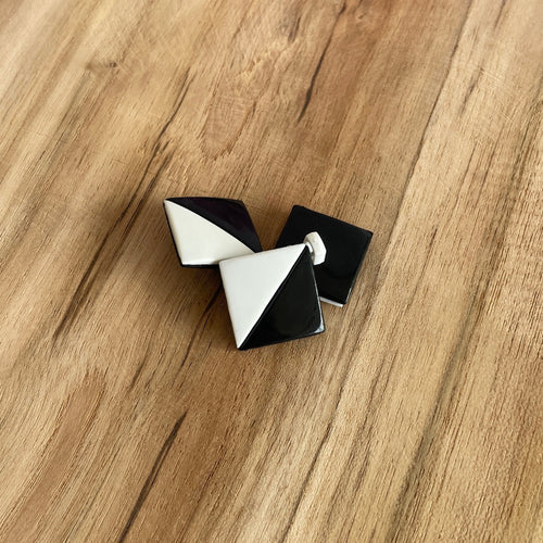 Bouton à tige triangle blanc/noir