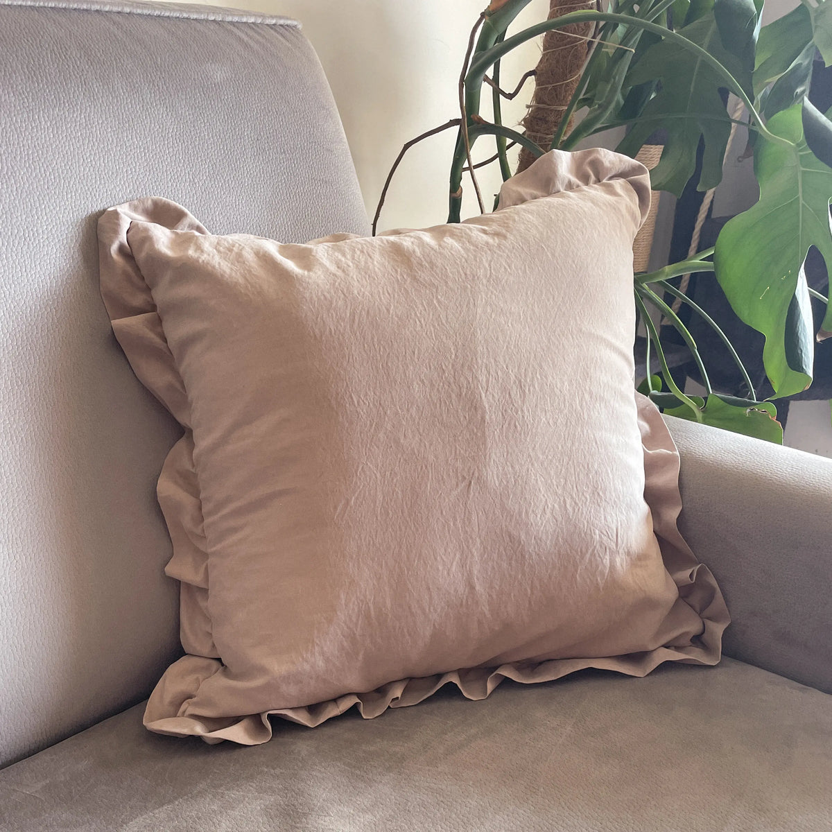 Coussin froufrou peau de pêche