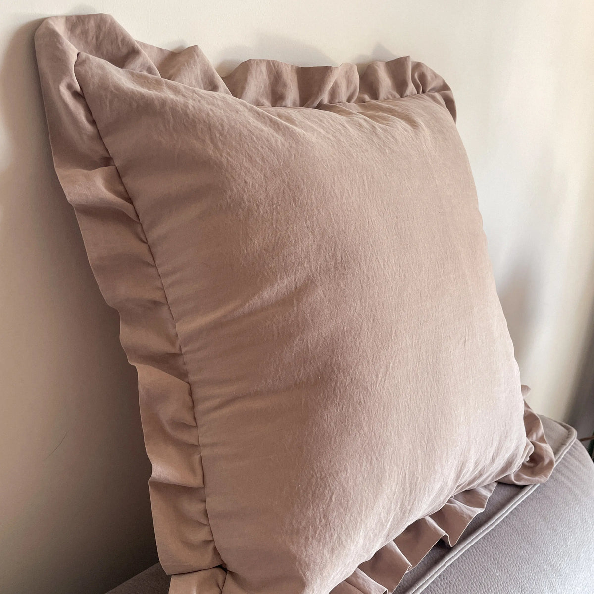 Coussin froufrou peau de pêche