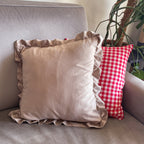 Coussin froufrou peau de pêche