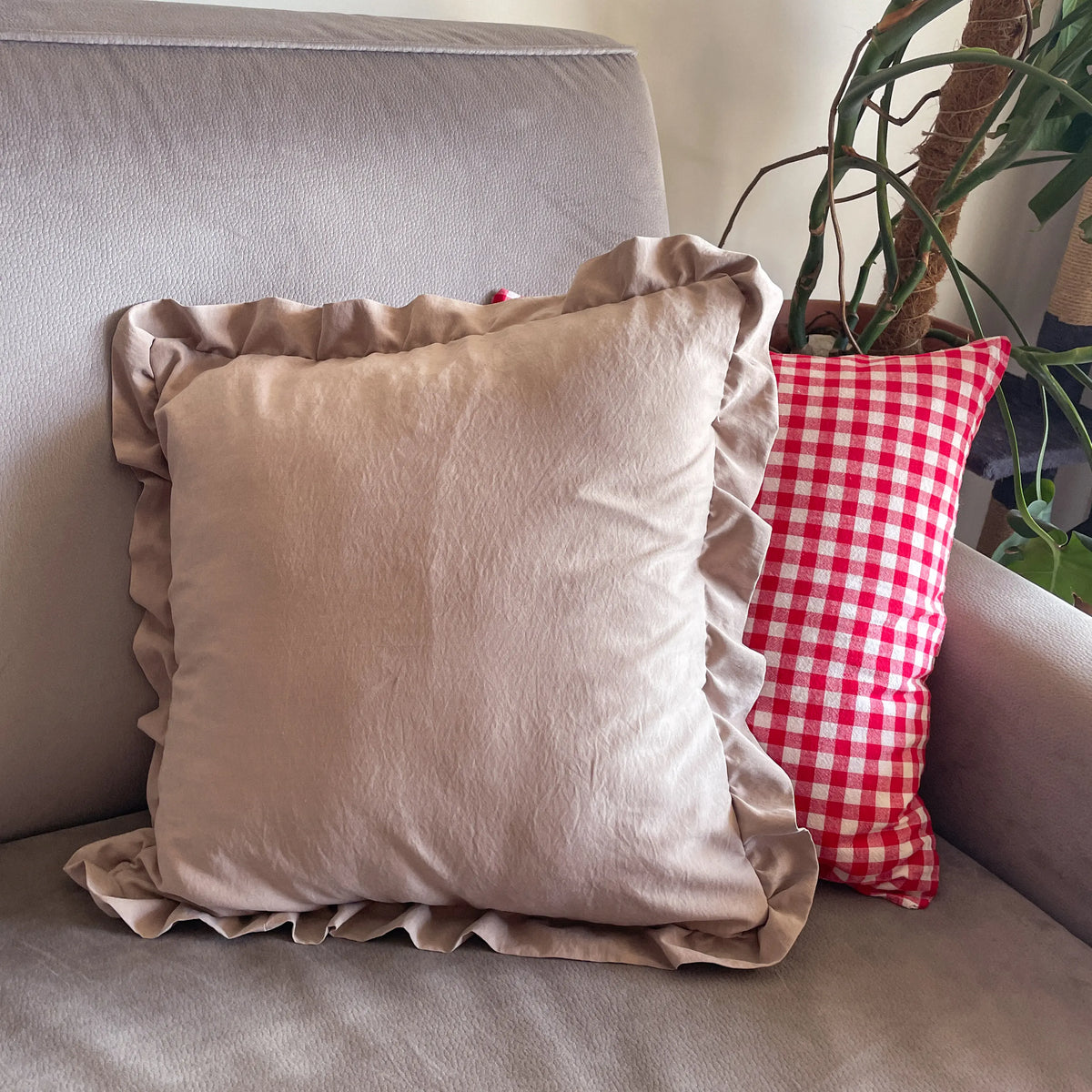 Coussin froufrou peau de pêche