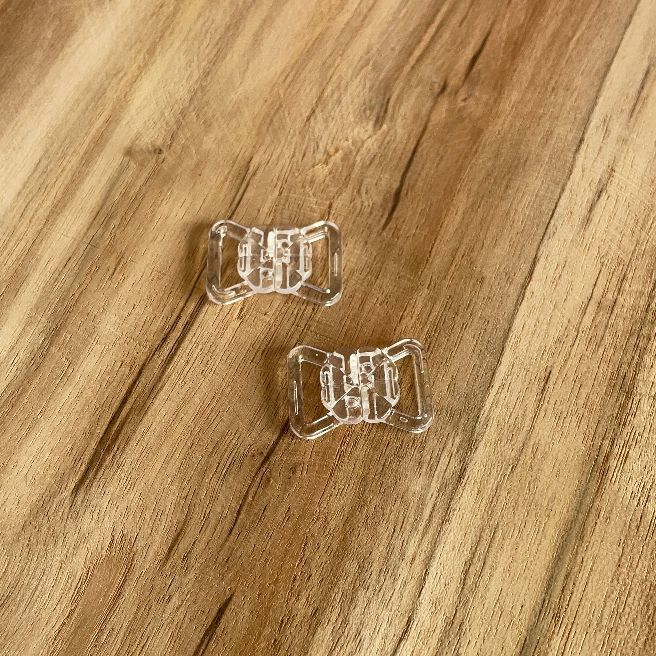 Attache maillot passant transparent clips