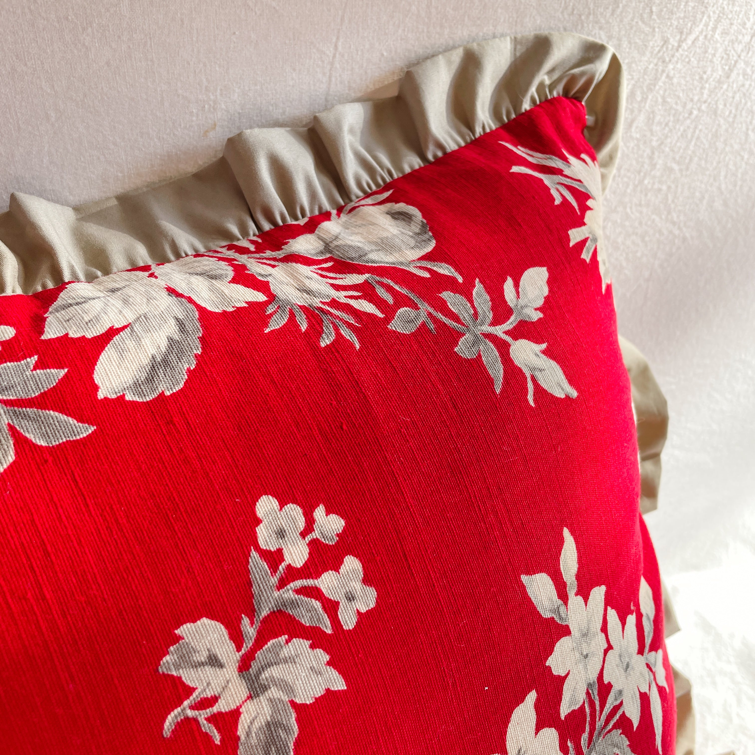 Frilled cushion cover - The Lover